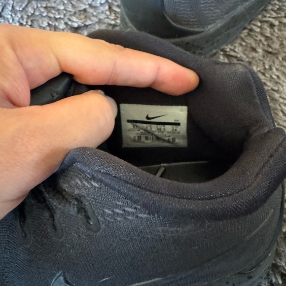 NIKE Kyrie 4 Blackouts Kids Basketball Shoes - Picture 5 of 11